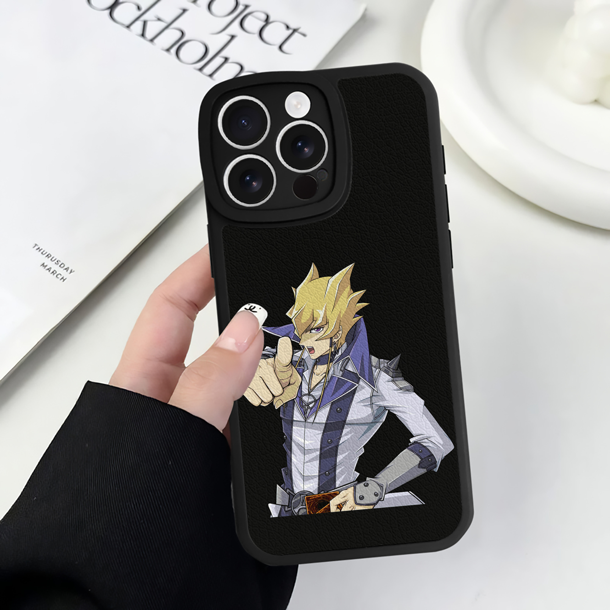 （画像用） 遊☆戯☆王 Yu-Gi-Oh! 【iPhone 16シリーズ対応】シリコンスマホケース（レザー調） 材質：シリコン